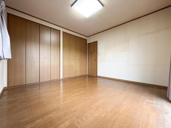 高江南一丁目　中古の洋室|収納が充実しており洋室内をすっきりと使えます。
クロスの張替などのリフォームも可能です。
ご予算やご希望に合わせたプランをご提案いたします。