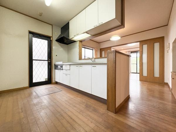 高江南一丁目　中古のキッチン|システムキッチンやIHクッキングヒーターへの交換など、ご希望に合わせたリフォームプランをご提案可能です。
お手入れのしやすさや収納力がアップし、毎日の料理や片付けがもっと快適になります。