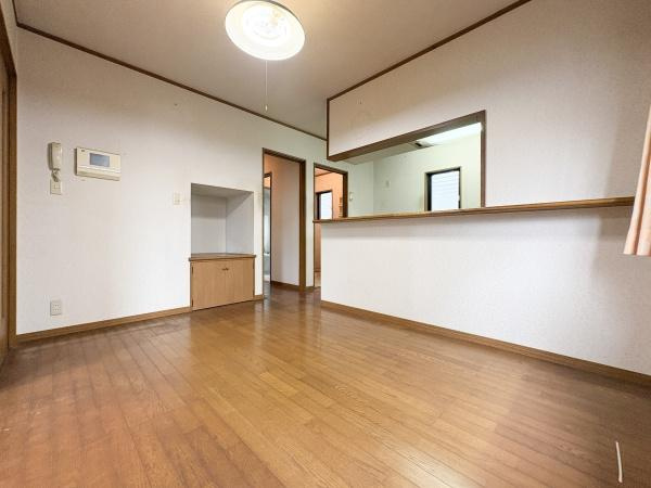 高江南一丁目　中古の居間・リビング|クロスやフローリングの張替え、インターホンを新品に交換することも可能です。
ご希望に合わせたリフォームプランもご提案できます。