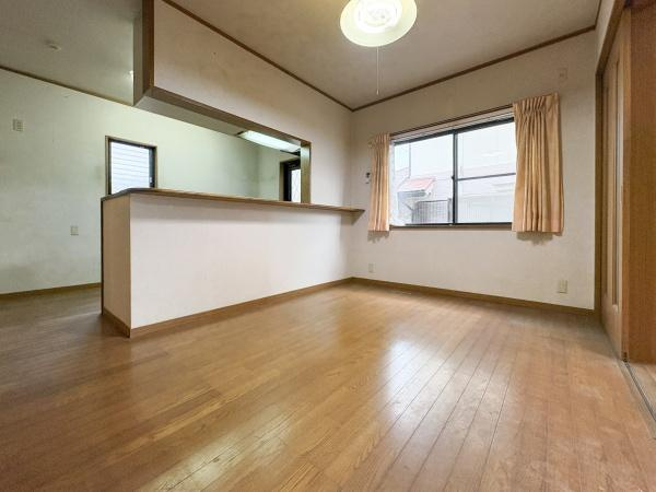 高江南一丁目　中古の居間・リビング|フローリングの張り替えや照明の交換など、ご予算やご希望に合わせたプランをご提案いたします。
