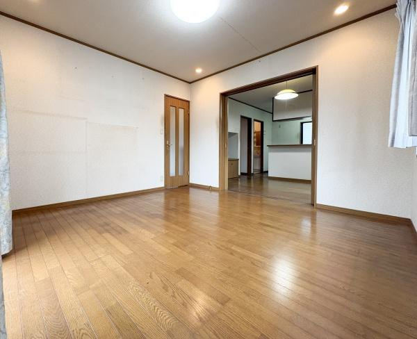 高江南一丁目　中古の居間・リビング|フローリングの張り替えや照明の交換など、ご予算やご希望に合わせたプランをご提案いたします。