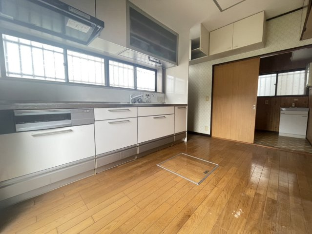 中古戸建　川越市砂新田のキッチン|キッチン　床下収納付！勝手口付　
室内（2026年6月）撮影