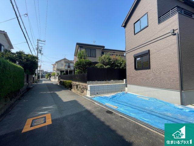 5(土)6(日)現地説明会！◆松原市小川　の前面道路含む現地写真|周辺は閑静な住宅街！前面道路広々で車の出し入れも便利です。駐車が苦手な方でも安心して車庫入れできます！
