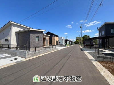 【前面道路含む現地写真】 | ワイウッドコート小山市中久喜第1期　 | 南面道路幅員6ｍでお車の出し入れもスムーズです☆