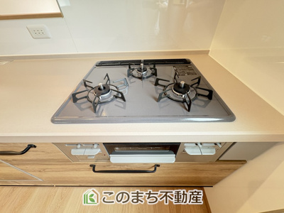 【キッチン】 | ワイウッドコート小山市中久喜第1期　 | 3口ビルトインコンロで同時調理可能☆時短家事につながりますね☆