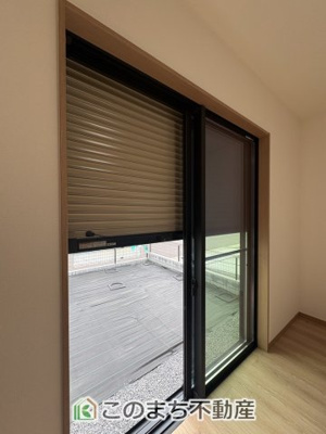 【防犯設備】 | ワイウッドコート小山市中久喜第1期　 | 1階掃き出し窓にはシャッター雨戸が付いており安心感があります☆