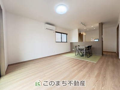 【居間・リビング】 | ワイウッドコート小山市中久喜第1期　 | 窓が多く明るいリビングスペース☆ご家族の団らんを明るい日差しがが照らします☆