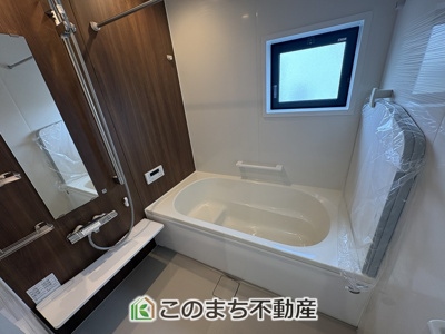 【浴室】 | ワイウッドコート小山市中久喜第1期　 | お風呂は足を延ばしてゆったり入浴できる広々1坪タイプ☆

ばして入浴できる広々とした1坪タイプのお風呂☆


