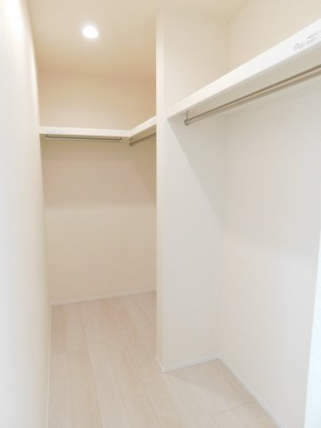 海部郡大治町大字長牧字浦畑の新築一戸建の収納|◇大型ウォークインクローゼット◇　　家族の洋服や季節の荷物など大容量収納できます♪