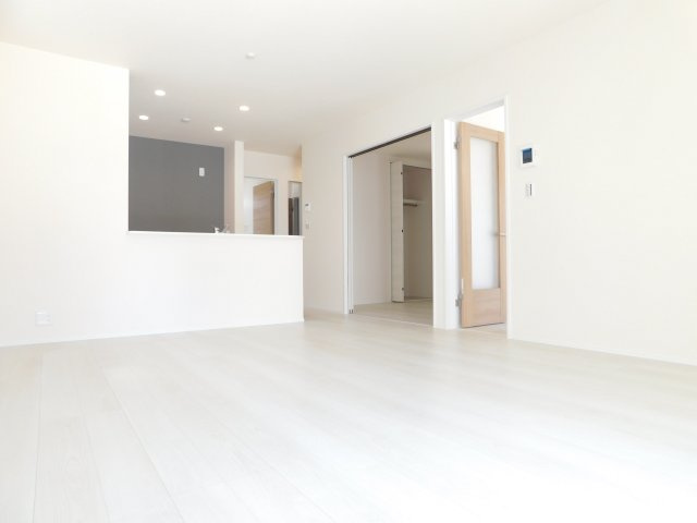 海部郡大治町大字長牧字浦畑の新築一戸建の居間・リビング|◇リビング◇　　明るいリビング１６．５帖　リビングが見渡せる子育てに嬉しい対面型キッチン♪