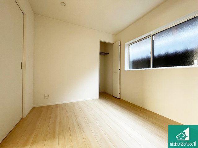 西脇市上野　第3期　新築一戸建ての洋室|寝室は心地よい眠りについてもらいたくて、シンプルかつ開放的な空間な設計にしています！大きな窓から差し込む日が心地いいです♪