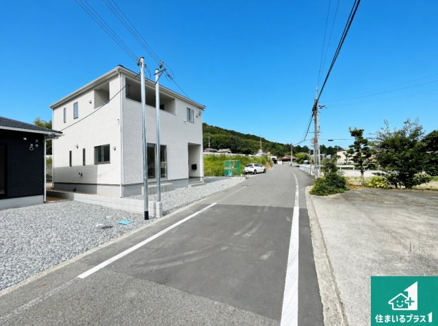 西脇市上野　第3期　新築一戸建ての前面道路含む現地写真|周辺は閑静な住宅街！前面道路広々で車の出し入れも便利です。駐車が苦手な方でも安心して車庫入れできます！