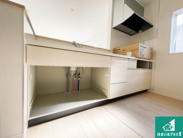西脇市上野　第3期　新築一戸建てのキッチン|リビングと統一感があり、使い勝手のいいキッチン。広々としているので、二人並んで作業が出来ちゃいます。お子様と一緒に色々なお料理に挑戦できるスペースがあります。