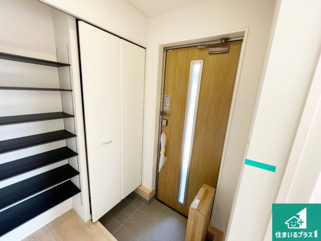 西脇市上野　第3期　新築一戸建ての玄関|周辺は落ち着いた街並みの住宅地！子育てがしやすい住環境です！まだ未完成ですが、現地でしかわからない事もございます。是非一度ご覧ください。