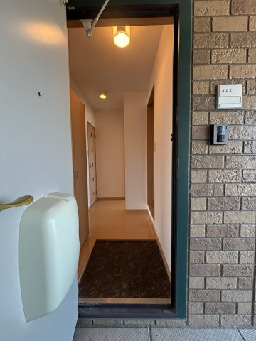 プラージュC棟の玄関
