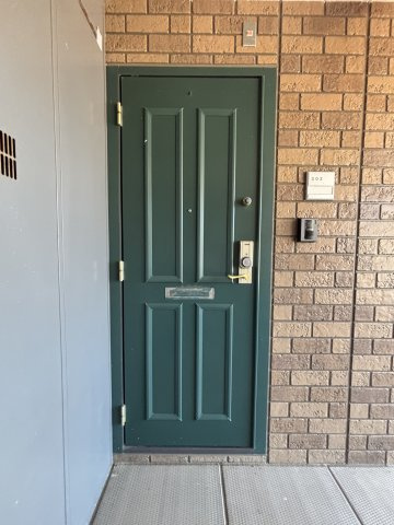 プラージュC棟の玄関