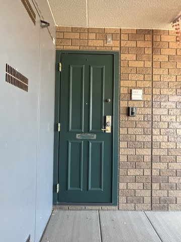 プラージュC棟の玄関