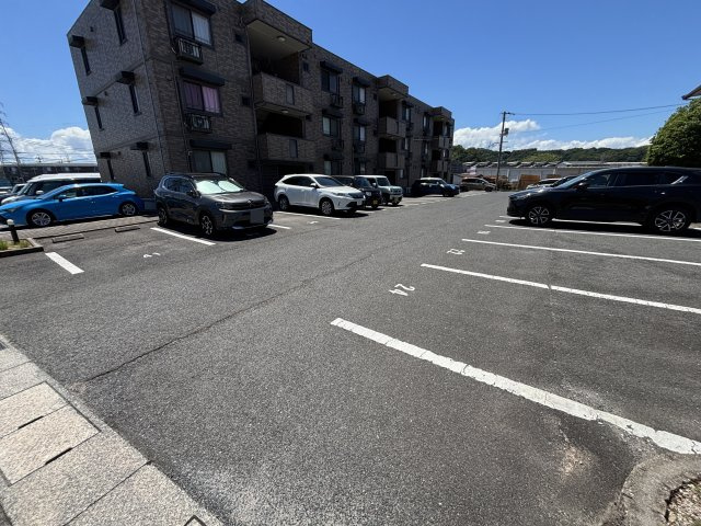 プラージュC棟の駐車場