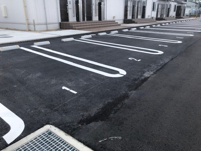 D-ROOM徳益駅前の駐車場