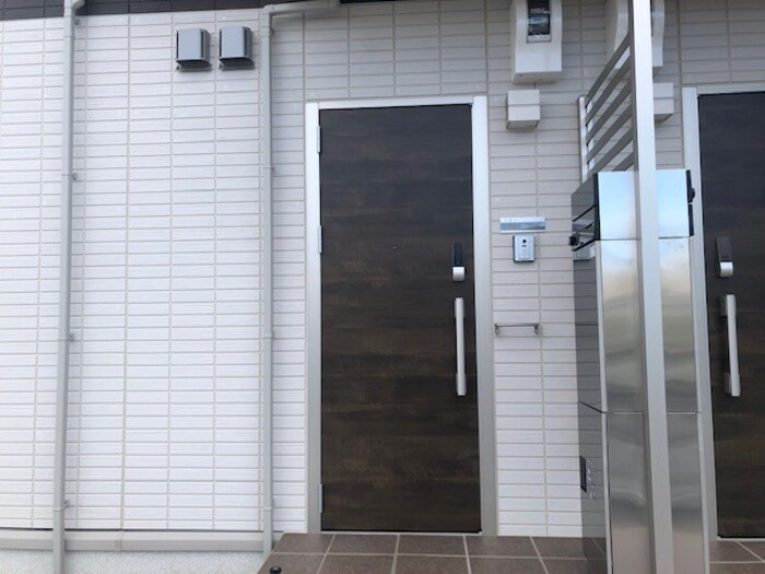 D-ROOM徳益駅前の玄関