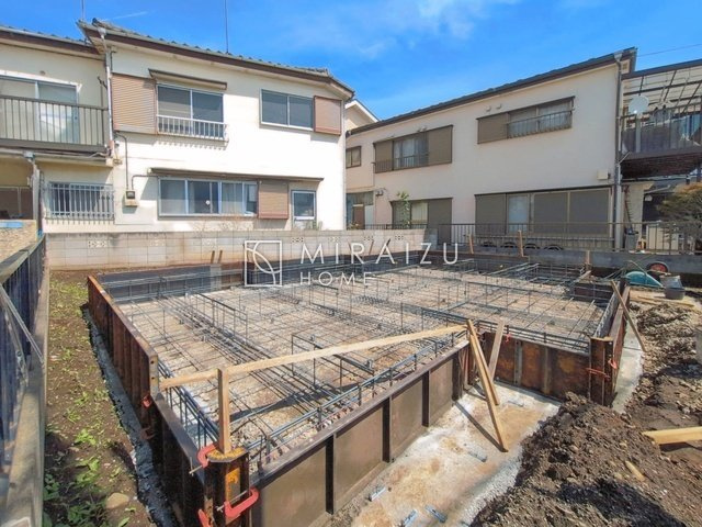 【前面道路含む現地写真】 | 陽当たりが心地の良いリビング空間です。日中はカーテンを開けて自然な光を取り込みリラックスして過ごしたいですね、照明器具もセンスの良いものを使いたいですね。