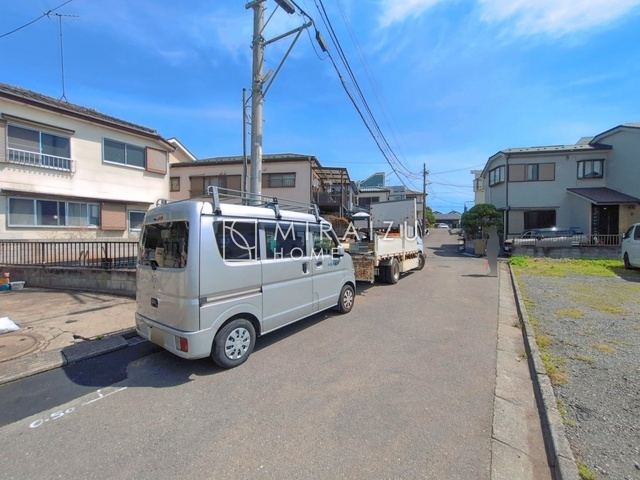 【前面道路含む現地写真】 | 大きな窓が特徴の南向きリビングでは、太陽光も沢山取り込むことが出来てお家の中にいても日光浴が可能ですね、開放的な空間です。インテリア選びも楽しそう、ご家族様で相談しながらインテリア配置も楽しみたいです