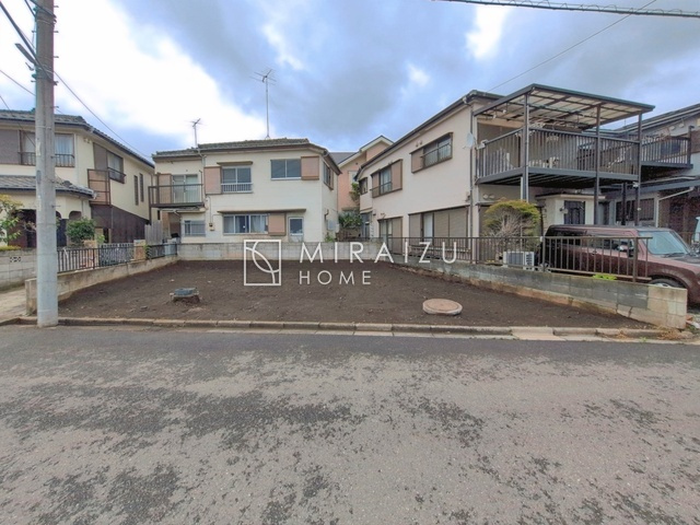 【前面道路含む現地写真】 | 洗練されたキッチンでは毎日の家事を少しでも楽に快適に工夫したいですね、大きいシンクではお皿洗いもストレスフリー、3口コンロでは要領よくお料理も可能です。レンジフードもお掃除がしやすい設計が嬉しい。