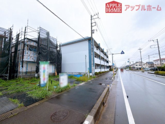 [新築住宅] 鶴ヶ島市中新田 全3邸の前面道路含む現地写真