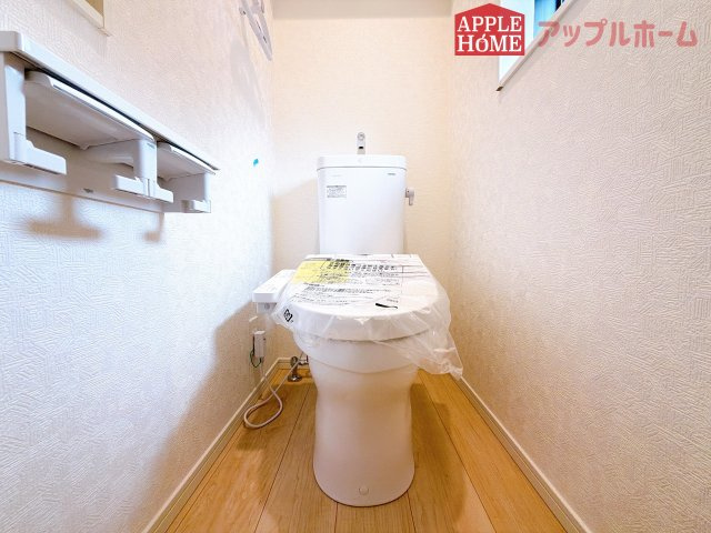 [新築住宅] 鶴ヶ島市藤金 第13 全2棟のトイレ|節水型でエコなトイレには、今では当たり前の温水洗浄機能付き。便座を温める機能もついていて、居心地の良い空間♪