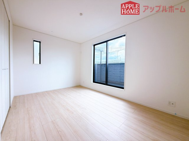[新築住宅] 鶴ヶ島市藤金 第13 全2棟の洋室|２階居室は全室収納あり！たっぷりある収納活用でお部屋もキレイを保てます♪