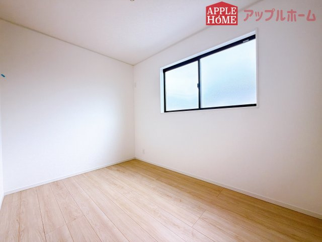 [新築住宅] 鶴ヶ島市藤金 第13 全2棟の洋室|２階居室は全室収納あり！たっぷりある収納活用でお部屋もキレイを保てます♪