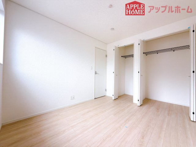 [新築住宅] 鶴ヶ島市藤金 第13 全2棟の洋室|２階居室は全室収納あり！たっぷりある収納活用でお部屋もキレイを保てます♪