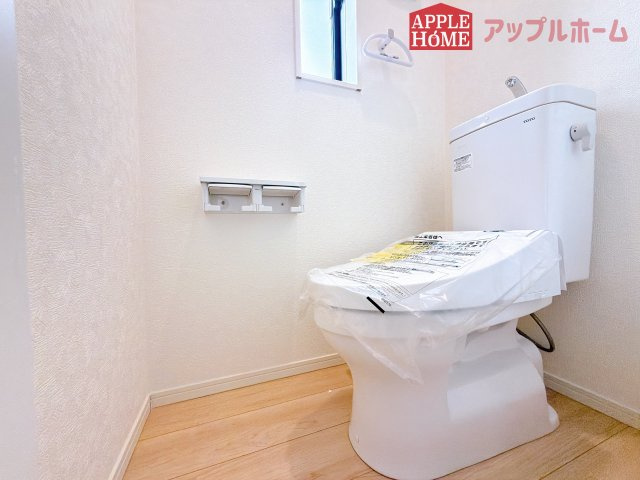 [新築住宅] 鶴ヶ島市藤金 第13 全2棟のトイレ|節水型でエコなトイレには、今では当たり前の温水洗浄機能付き。便座を温める機能もついていて、居心地の良い空間♪