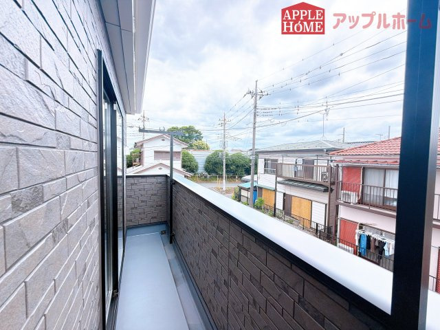 [新築住宅] 鶴ヶ島市藤金 第13 全2棟のバルコニー|家族分の洗濯物もしっかり干せます。日当たりも良く、毎日のお洗濯が楽しくなりそう♪お布団は手軽に干せていつもポカポカに☆