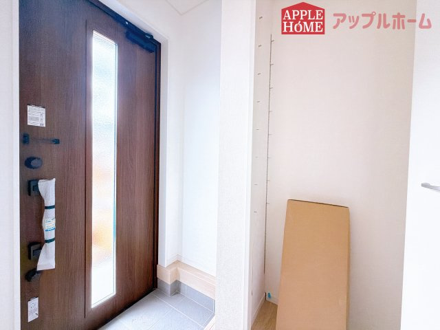 [新築住宅] 鶴ヶ島市藤金 第13 全2棟の玄関|ガラススリットの入った玄関ドアは室内に光を届けてくれる大事な存在です。