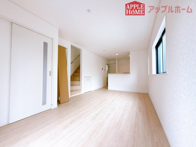 [新築住宅] 鶴ヶ島市藤金 第13 全2棟の居間・リビング|広々リビング×対面キッチンで家族の会話も弾みます♪家族団らんの秘訣は間取りにあり☆夢のマイホームを一緒に叶えましょう！