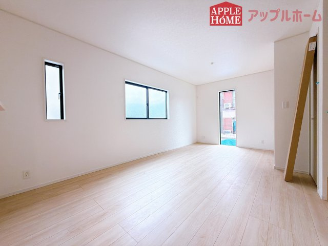 [新築住宅] 鶴ヶ島市藤金 第13 全2棟の居間・リビング|窓から差し込む光で家族を温かく包み込みます。明るいリビングで子育てする喜びを☆いつでも見学可能です！
