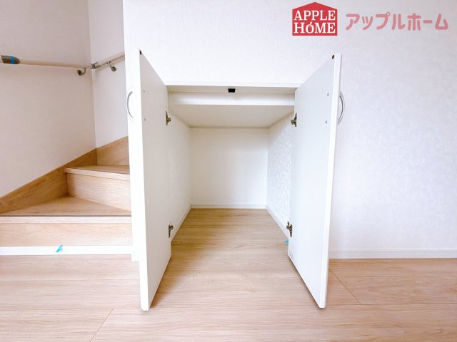 [新築住宅] 鶴ヶ島市藤金 第13 全2棟の収納|リビングに収納あります♪