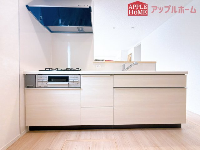[新築住宅] 鶴ヶ島市藤金 第13 全2棟のキッチン|キッチンから部屋中が見守れるので、小さなお子様がいるご家庭でも安心です。シンプル×ナチュラルな温かい空間は、どんなスタイルの家具も合わせやすいお部屋です。