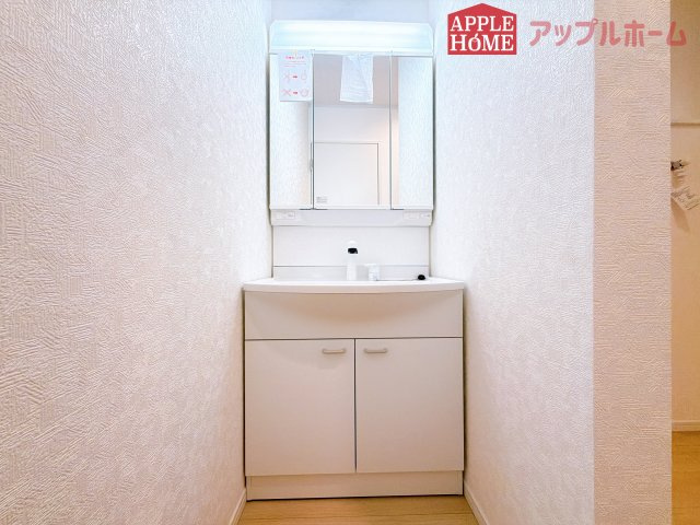 [新築住宅] 鶴ヶ島市藤金 第13 全2棟の独立洗面台|三面鏡付きの洗面化粧台ですので、たっぷりと収納いただけます。白を基調とした清潔感のある快適空間です。毎日の身支度も気持ち良くお使い頂けます！！