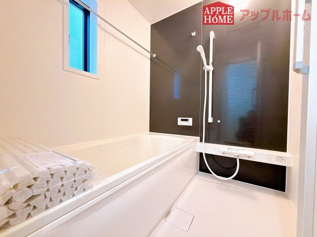 [新築住宅] 鶴ヶ島市藤金 第13 全2棟の浴室|窓付きのバスルームは、採光もあり明るく気持ちの良い空間です。窓があることで、換気環境も良好。掃除もスムーズに出来ます