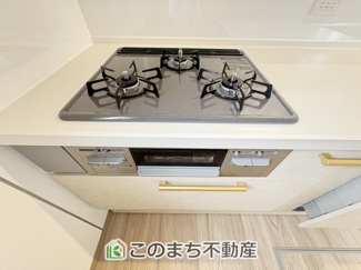 【キッチン】 | ワイウッドコート小山市中久喜第1期　 | 3口ビルトインコンロで同時調理可能☆時短家事につながりますね☆