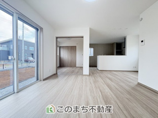 【居間・リビング】 | ワイウッドコート小山市中久喜第1期　 | 窓が多く明るいリビングスペース☆ご家族の団らんを明るい日差しがが照らします☆