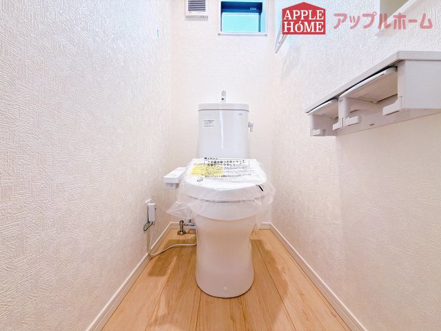 [新築住宅] 鶴ヶ島市藤金 第13 全2棟のトイレ|節水型でエコなトイレには、今では当たり前の温水洗浄機能付き。便座を温める機能もついていて、居心地の良い空間♪