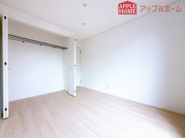 [新築住宅] 鶴ヶ島市藤金 第13 全2棟の洋室|２階居室は全室収納あり！たっぷりある収納活用でお部屋もキレイを保てます♪