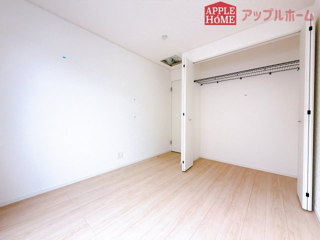 [新築住宅] 鶴ヶ島市藤金 第13 全2棟の洋室|２階居室は全室収納あり！たっぷりある収納活用でお部屋もキレイを保てます♪