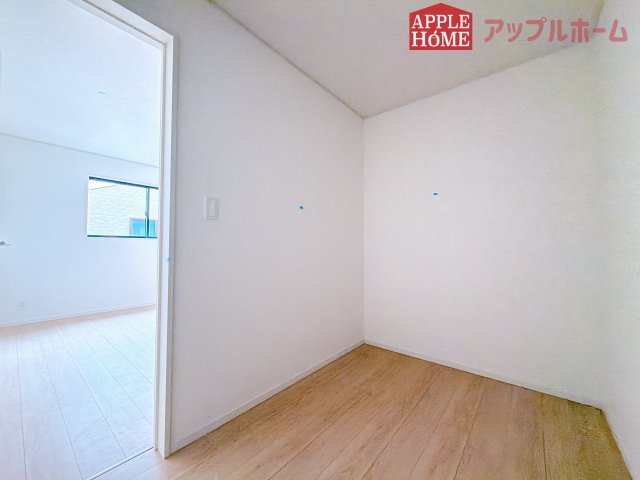 [新築住宅] 鶴ヶ島市藤金 第13 全2棟の洋室|２階居室は全室収納あり！たっぷりある収納活用でお部屋もキレイを保てます♪