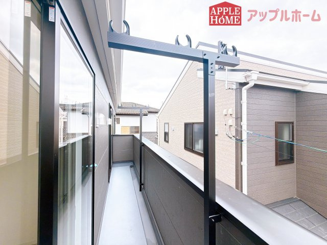 [新築住宅] 鶴ヶ島市藤金 第13 全2棟のバルコニー|家族分の洗濯物もしっかり干せます。日当たりも良く、毎日のお洗濯が楽しくなりそう♪お布団は手軽に干せていつもポカポカに☆