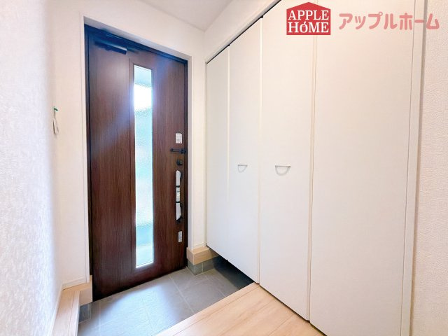 [新築住宅] 鶴ヶ島市藤金 第13 全2棟の玄関|ご家族皆様の靴やお手入れ用品を収納できる収納棚を設置！お家に出会う人々を迎える玄関だからこそ、常に整理整頓しておきたいですね♪
