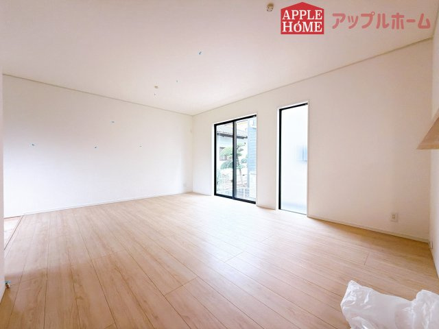 [新築住宅] 鶴ヶ島市藤金 第13 全2棟の居間・リビング|窓から差し込む光で家族を温かく包み込みます。明るいリビングで子育てする喜びを☆いつでも見学可能です！